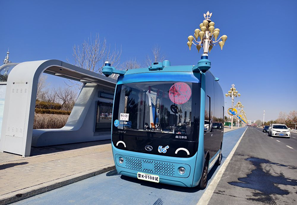 內(nèi)蒙古鄂爾多斯：無(wú)人駕駛巴士車給市民游客帶來(lái)出行新體驗(yàn)
